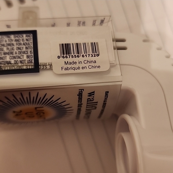 BATH & BODY WORKS water color rainbow HEART LIGHT UP WALLFLOWER PLUG NWT - Picture 3 of 3